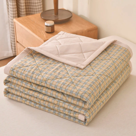A double-colored checkered quilted duvet, suitable for both single and double beds as well as for all seasons.