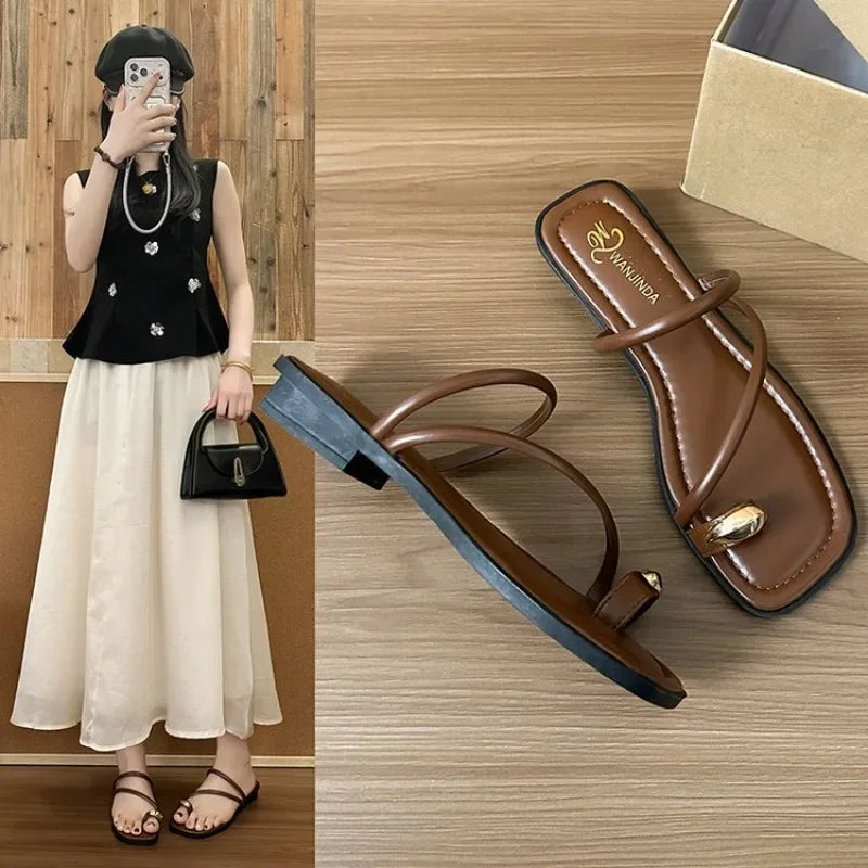 Chinelos de Verão para Mulher Sandálias de Senhora Decoração Metálica Flip Flop de Dedo Salto Baixo Sapatos de Mulher Exteriores Sandálias Castanhas Retro Femininas