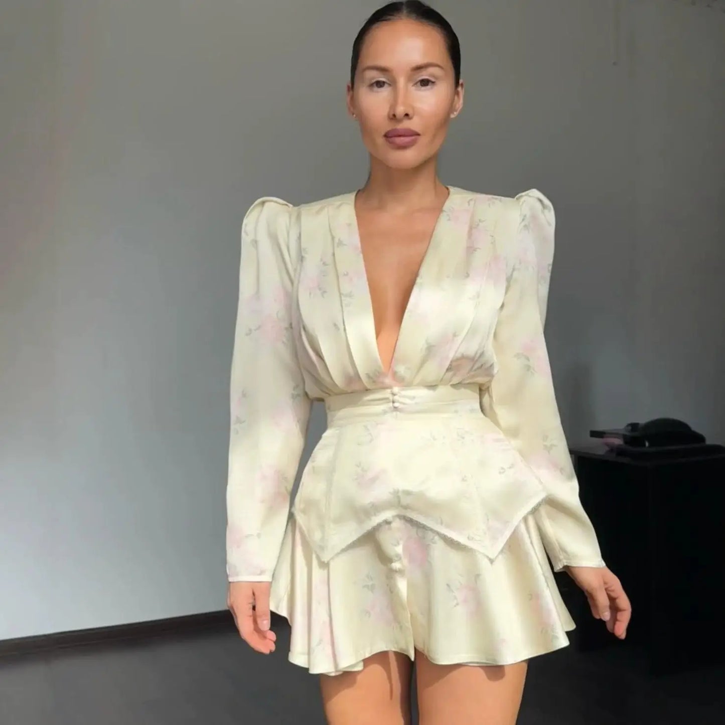 Vestido Elegante Estampado Feminino Decote em V Profundo Manga Comprida Cintura Marcada Vestidos Plissados 2026 Verão Senhora Férias Festa Vestidos
