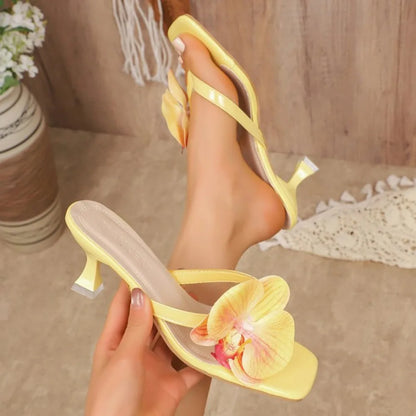 Chinelos Femininos Casuais Sapatos da Moda de Alta Qualidade para Mulheres Sandálias Femininas Rasas Design Elegante com Flores Chinelos de Mulher