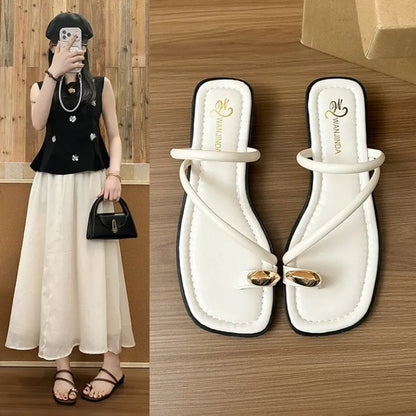 Chinelos de Verão para Mulher Sandálias de Senhora Decoração Metálica Flip Flop de Dedo Salto Baixo Sapatos de Mulher Exteriores Sandálias Castanhas Retro Femininas