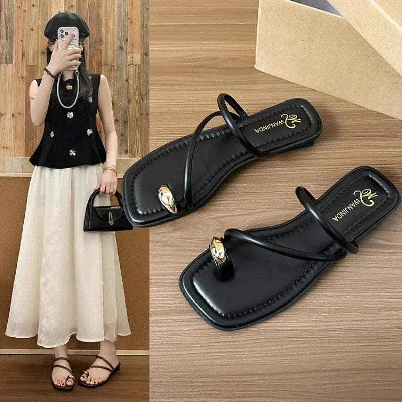 Chinelos de Verão para Mulher Sandálias de Senhora Decoração Metálica Flip Flop de Dedo Salto Baixo Sapatos de Mulher Exteriores Sandálias Castanhas Retro Femininas