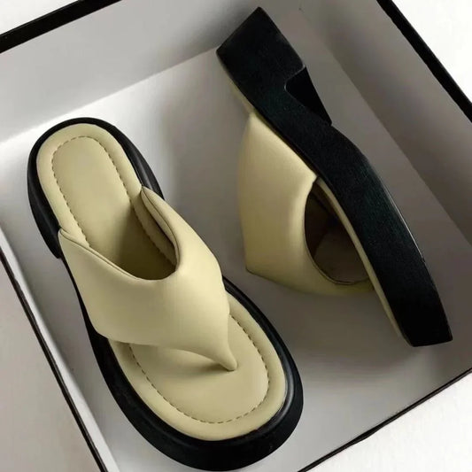 Summer New Women's Fashionable and Versatile Herringbone Slippers Small and Thick Bottom Beach Clamp Foot Cool Slippers