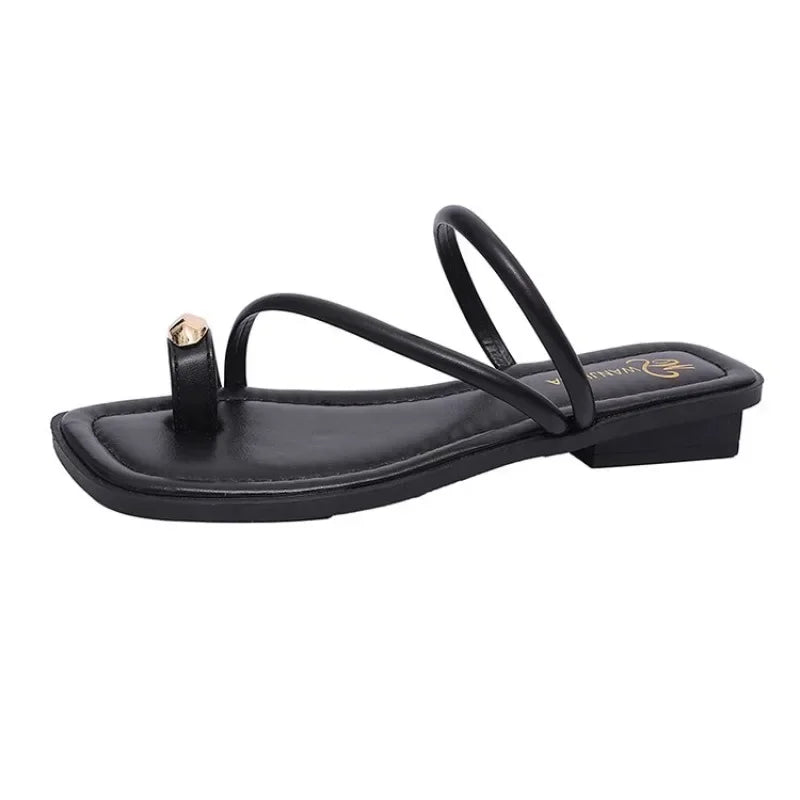 Chinelos de Verão para Mulher Sandálias de Senhora Decoração Metálica Flip Flop de Dedo Salto Baixo Sapatos de Mulher Exteriores Sandálias Castanhas Retro Femininas