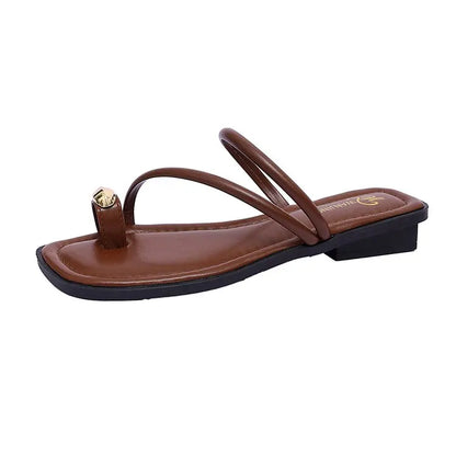 Chinelos de Verão para Mulher Sandálias de Senhora Decoração Metálica Flip Flop de Dedo Salto Baixo Sapatos de Mulher Exteriores Sandálias Castanhas Retro Femininas