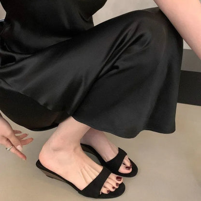 Chinelos de Verão para Mulher 2025 Nova Moda Cunha de Salto Médio Chinelos de Encaixe Elegantes para o Exterior