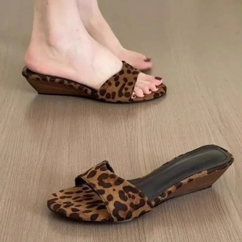 Chinelos de Verão para Mulher 2025 Nova Moda Cunha de Salto Médio Chinelos de Encaixe Elegantes para o Exterior