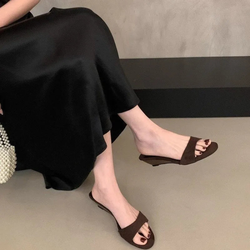 Chinelos de Verão para Mulher 2025 Nova Moda Cunha de Salto Médio Chinelos de Encaixe Elegantes para o Exterior